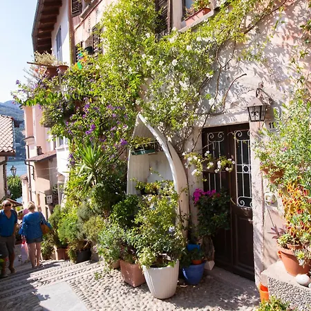 Il Giardino Di Dante Stresa Center: 2Br Terrace Flat - Happy Rentals